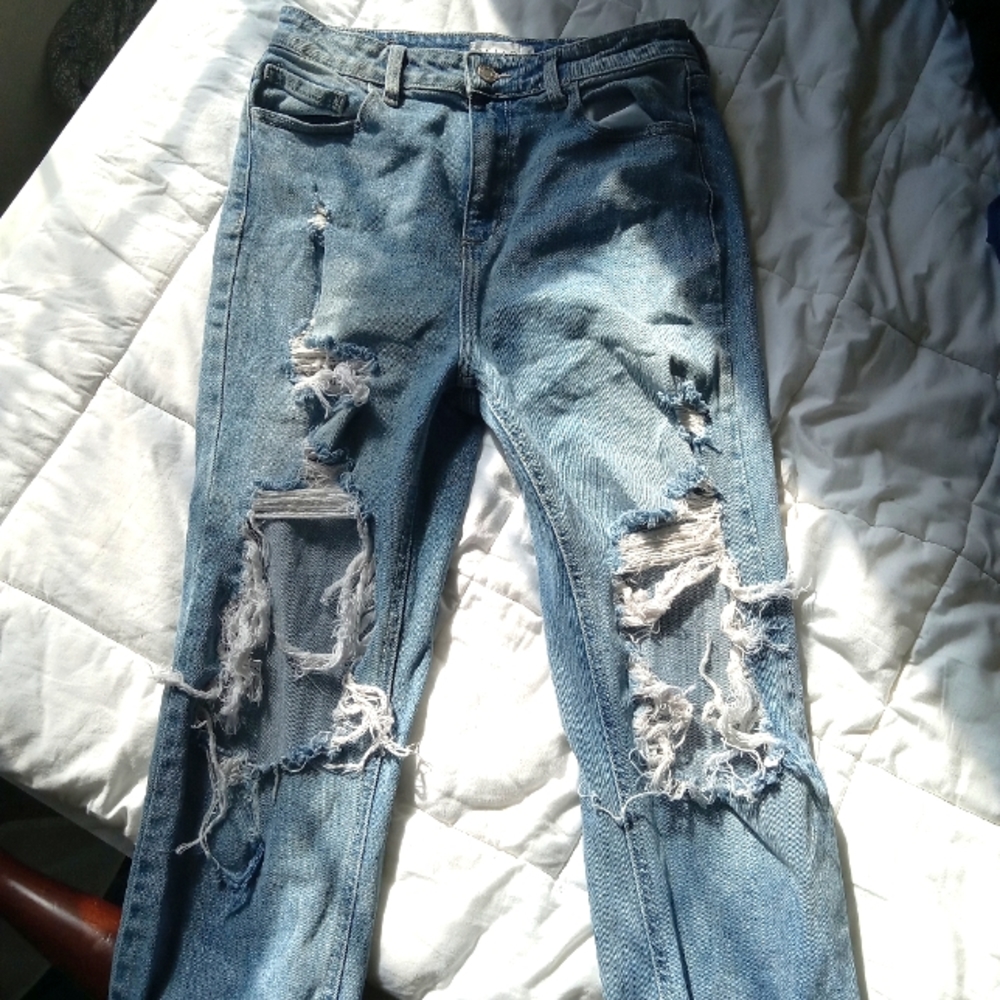 Cello destroyed cropped mom jean size 9
